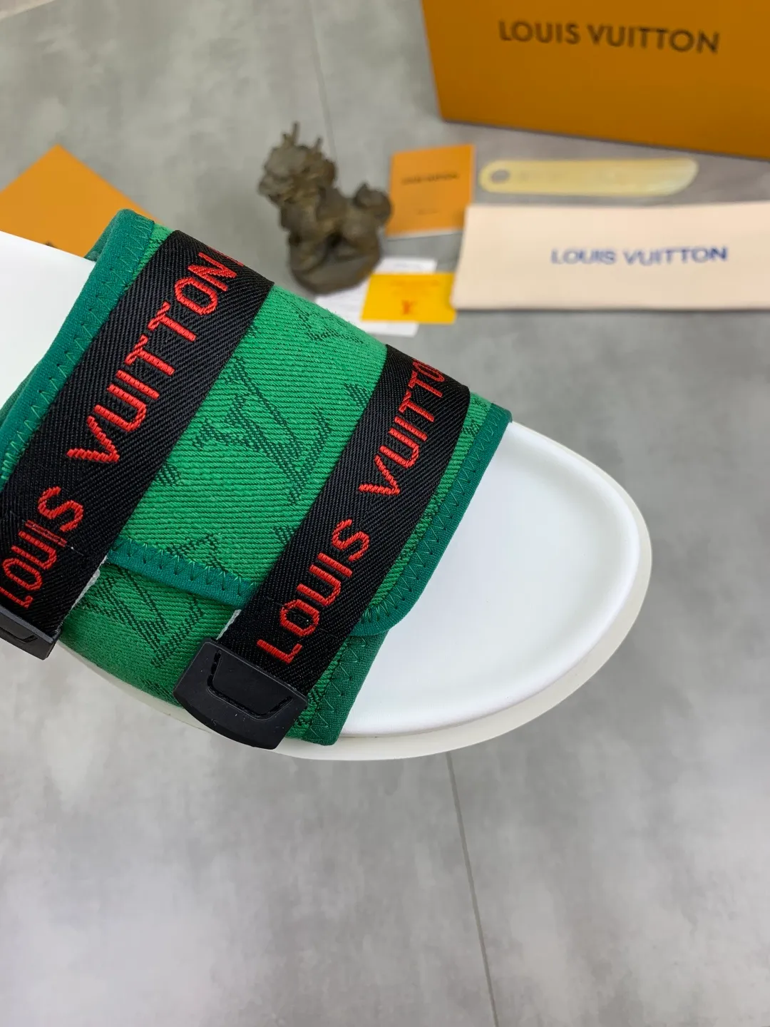 Men's shoes 💰P320💰【New style】🆘 Original quality 【LOUIS VUITTON】The popular Louis Vuitton LV men's slippers on the official website are on sale simultaneously! Original fabric imported from Italy, original factory special supply, code number: 38-44 (45 customized), many colors available